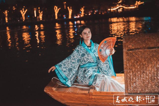 大觀公園中秋變網(wǎng)紅 2萬(wàn)人共度奇妙夜 (7).jpg