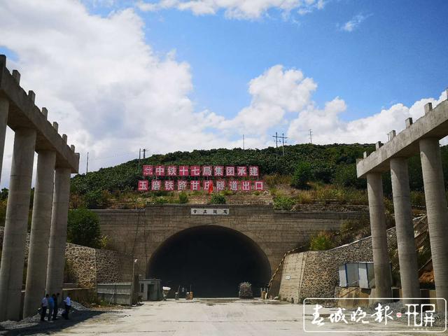 中老鐵路國內(nèi)段93座隧道已打通67座.jpg