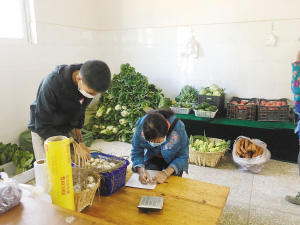 農(nóng)戶正在登記送到合作社的蔬菜。