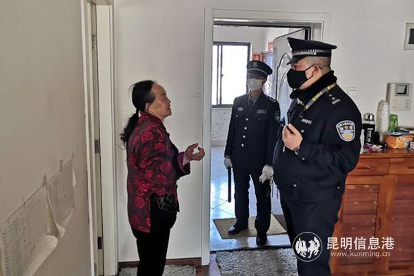 老吳在居民家走訪