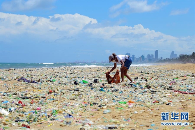 (國際)(1)世界環(huán)境日:斯里蘭卡志愿者清理海灘垃圾