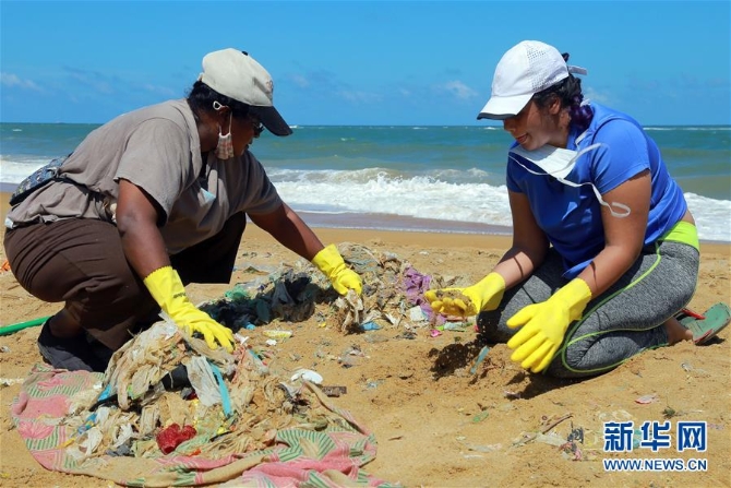 (國際)(2)世界環(huán)境日:斯里蘭卡志愿者清理海灘垃圾