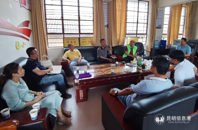 報到中與村組干部開展交流調(diào)研