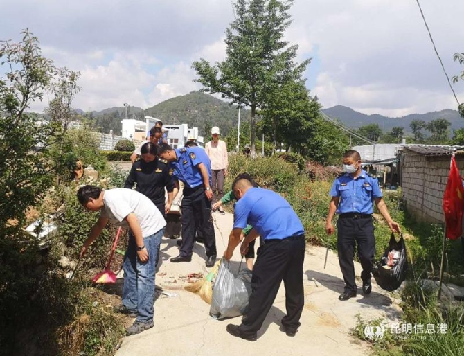 區(qū)城管局機關(guān)黨支部參與鄉(xiāng)村衛(wèi)生整治