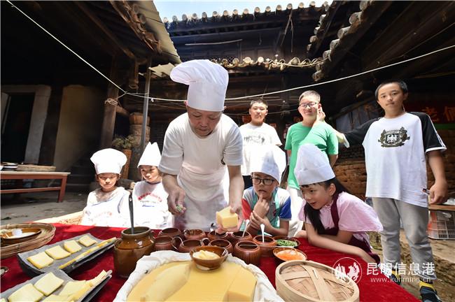 往屆“跟著大師學(xué)非遺”資料圖2。供圖