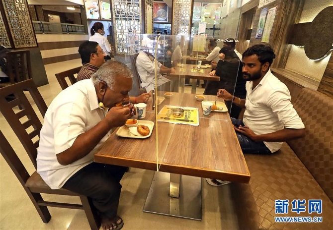 (國際疫情·新華視界)(2)印度班加羅爾:隔板用餐