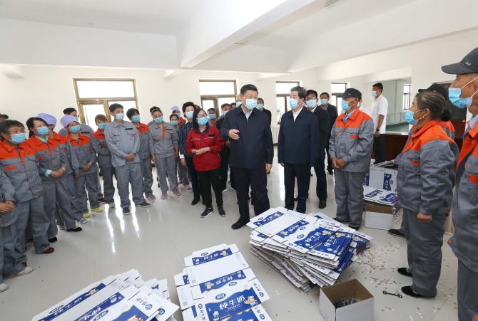 6月8日至10日，中共中央總書記、國家主席、中央軍委主席習近平在寧夏考察。這是6月8日下午，習近平在吳忠市紅寺堡區(qū)紅寺堡鎮(zhèn)弘德村扶貧車間，同正在加工制作紙箱的村民交流。