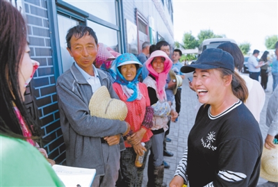 <p>　　賀蘭縣群眾呂永杰（右一）向記者講述見到習(xí)近平總書記時(shí)的情景，難掩激動(dòng)。本報(bào)記者　王曉龍　白茹　王洋　攝　</p>