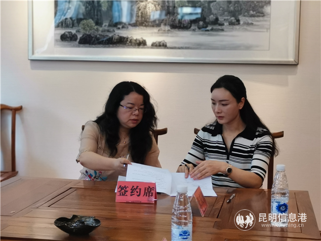 市文聯(lián)黨組成員、副主席周海霞與作家湯萍簽署協(xié)議