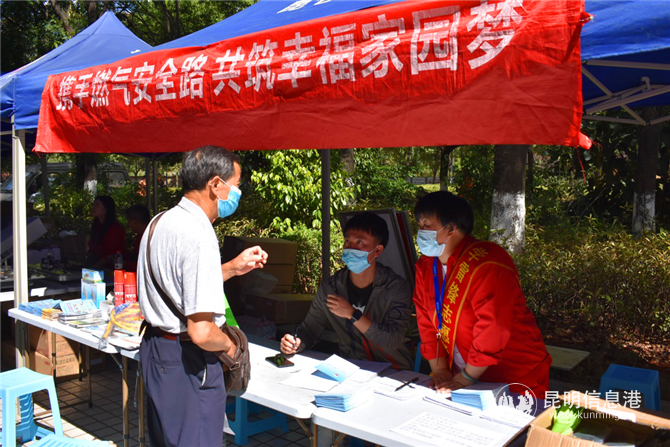 市民現(xiàn)場(chǎng)咨詢。