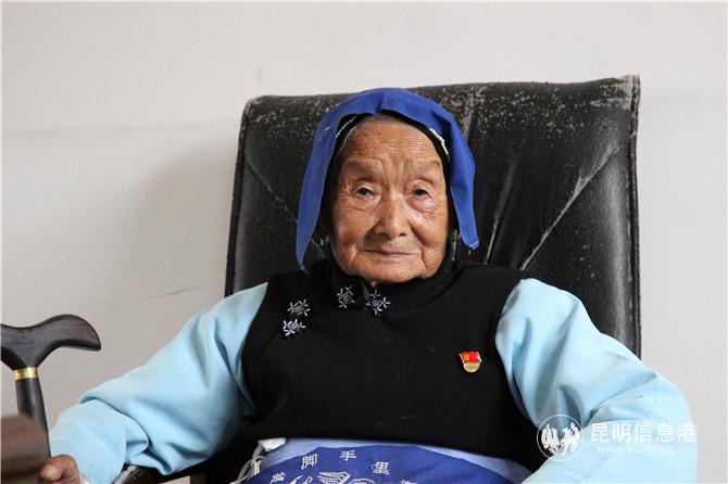 祁淑芝。大新冊社區(qū)黨員，1965年入黨。記者薛江濤攝