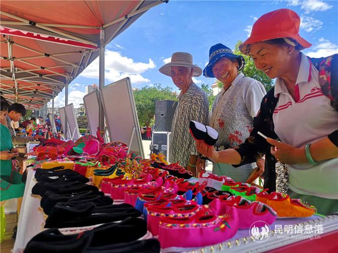 群眾對(duì)精美的刺繡作品贊不絕口