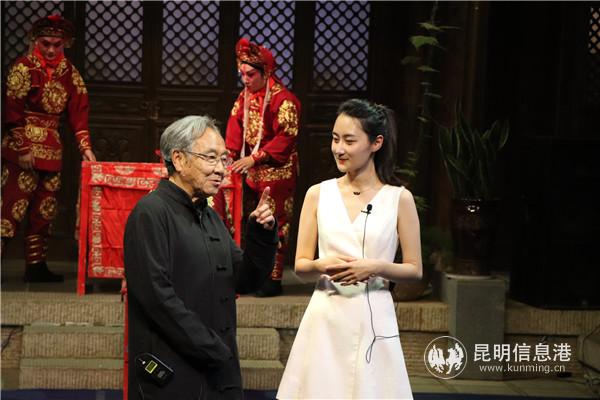 滇劇大師文建民（左）為網(wǎng)友們介紹滇劇特色。