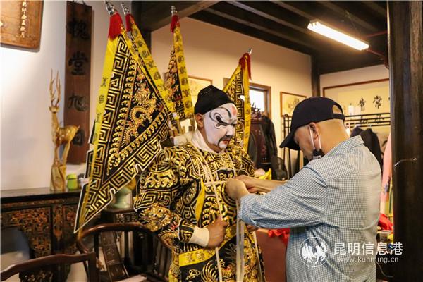 服裝師為演員進行服裝準(zhǔn)備。