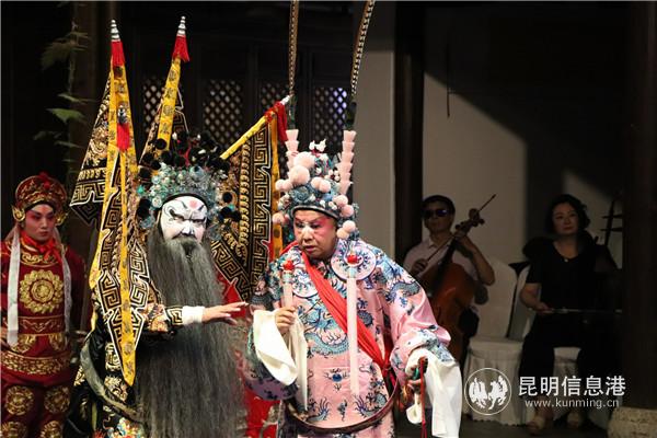 直播現(xiàn)場演繹滇劇特色劇目《鼓滾劉封》。