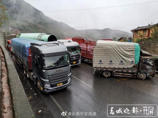 昆楚高速突發(fā)10余起交通事故