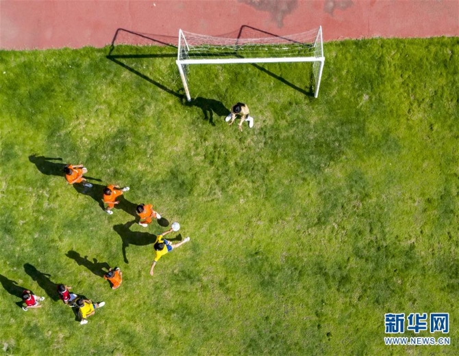 （體育·圖文互動）（2）從0到1，怒江大峽谷的娃娃有了標準足球場