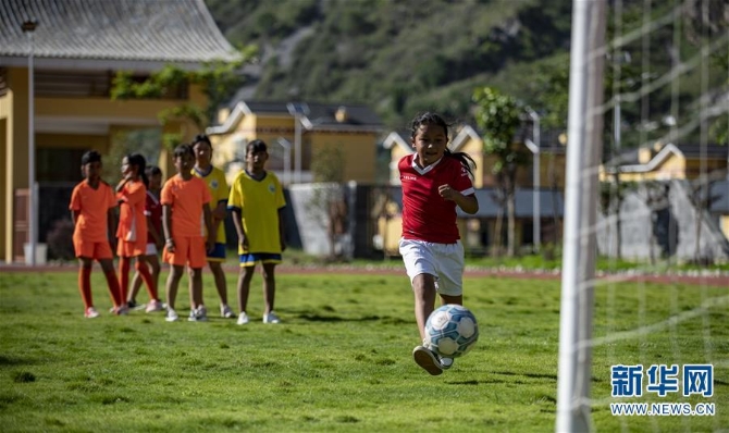 （體育·圖文互動）（4）從0到1，怒江大峽谷的娃娃有了標準足球場
