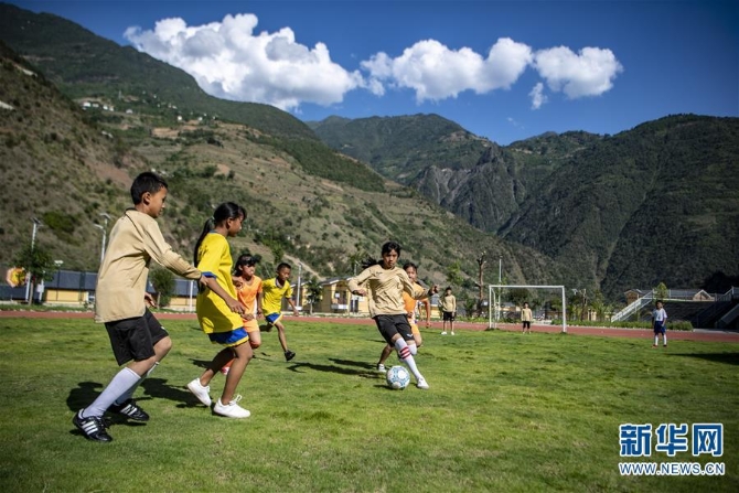 （體育·圖文互動）（5）從0到1，怒江大峽谷的娃娃有了標準足球場
