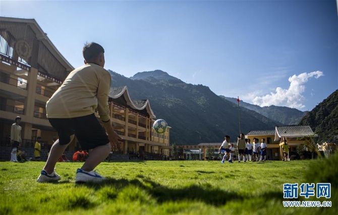 （體育·圖文互動）（7）從0到1，怒江大峽谷的娃娃有了標準足球場