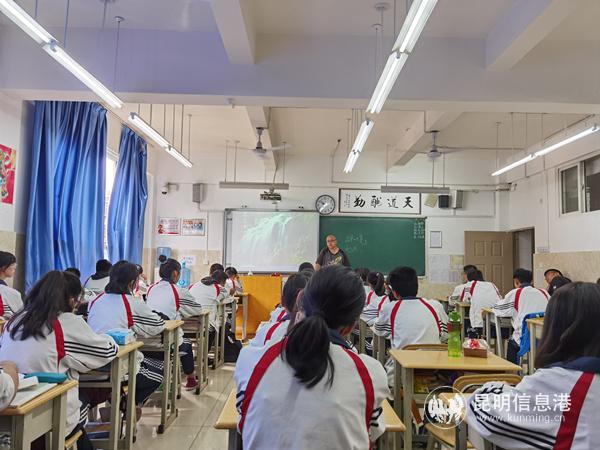 趙倫(黑天魔神)正在給同學(xué)們上作文課 攝影李云帆_副本 趙倫(黑天魔神)正在給同學(xué)們上作文課 攝影李云帆_副本