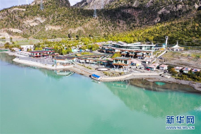 2昌都市八宿縣然烏湖景區(qū)的民宿（6月7日攝，無人機照片）。 昌都市位于西藏東部，地處橫斷山脈和三江（金沙江、瀾滄江、怒江）流域，風(fēng)景秀美壯麗。自脫貧攻堅戰(zhàn)打響以來，昌都市累計減貧3.84萬戶19.46萬人，1127個貧困村退出，11縣（區(qū)）實現(xiàn)脫貧摘帽。 新華社記者 田金文 攝