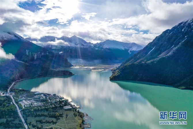 4位于昌都市八宿縣境內(nèi)318國道旁的然烏湖（6月7日攝，無人機照片）。 昌都市位于西藏東部，地處橫斷山脈和三江（金沙江、瀾滄江、怒江）流域，風(fēng)景秀美壯麗。自脫貧攻堅戰(zhàn)打響以來，昌都市累計減貧3.84萬戶19.46萬人，1127個貧困村退出，11縣（區(qū)）實現(xiàn)脫貧摘帽。 新華社記者 田金文 攝