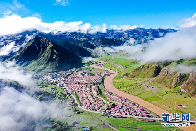 5位于丁青縣嘎曲河畔的尺牘鎮(zhèn)易地扶貧搬遷點（6月14日攝，無人機照片）。 昌都市位于西藏東部，地處橫斷山脈和三江（金沙江、瀾滄江、怒江）流域，風(fēng)景秀美壯麗。自脫貧攻堅戰(zhàn)打響以來，昌都市累計減貧3.84萬戶19.46萬人，1127個貧困村退出，11縣（區(qū)）實現(xiàn)脫貧摘帽。 新華社記者 白少波 攝