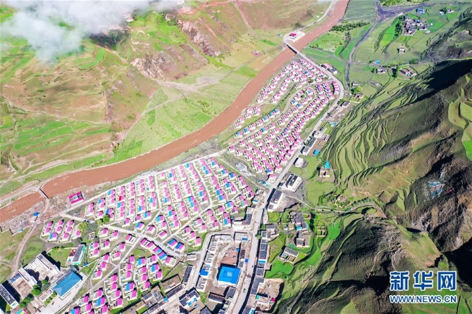 8位于丁青縣嘎曲河畔的尺牘鎮(zhèn)易地扶貧搬遷點（6月14日攝，無人機照片）。 昌都市位于西藏東部，地處橫斷山脈和三江（金沙江、瀾滄江、怒江）流域，風(fēng)景秀美壯麗。自脫貧攻堅戰(zhàn)打響以來，昌都市累計減貧3.84萬戶19.46萬人，1127個貧困村退出，11縣（區(qū)）實現(xiàn)脫貧摘帽。 新華社記者 田金文 攝