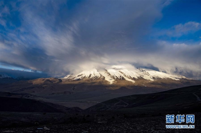 b帕米爾高原上，夕陽下的慕士塔格峰（6月15日攝）。 夏日，新疆帕米爾高原上，連綿的雪山、湛藍的湖泊和如茵的草地交相輝映，呈現(xiàn)出壯美的生態(tài)畫卷。 新華社記者 胡虎虎 攝