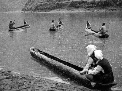 怒族青年進(jìn)行劃船比賽，1986年。劉開弟 攝
