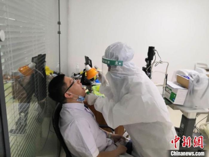 “離病毒最近的人”:每天為400多人采集咽拭子標(biāo)本
