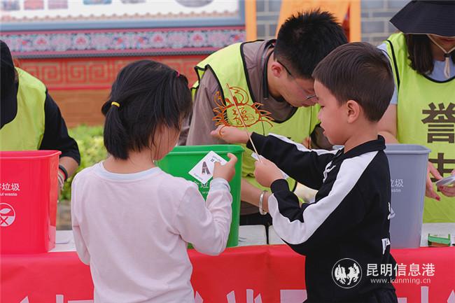 “吃剩下的甘蔗該扔進(jìn)那個(gè)顏色的垃圾桶呢？”