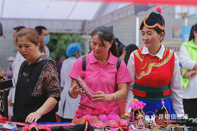 撒梅手工刺繡吸引了眾多居民駐足觀看
