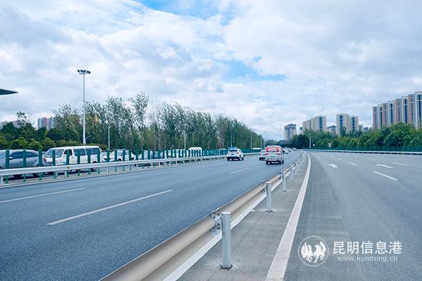 昆玉高速鳴泉至馬金鋪段 記者徐毅杰攝 昆玉高速鳴泉至馬金鋪段 記者徐毅杰攝