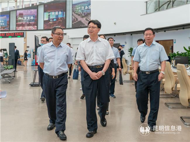 調(diào)研昆明片區(qū)綜合服務(wù)中心 通訊員王致捷攝 調(diào)研昆明片區(qū)綜合服務(wù)中心 通訊員王致捷攝