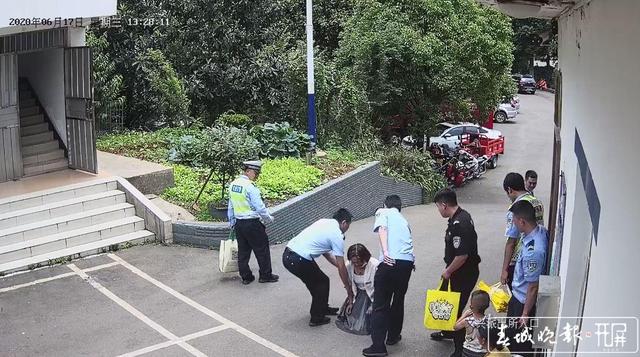 宣威暖心一幕！認出3年前孩子的救命恩人，母親向民警下跪致謝...