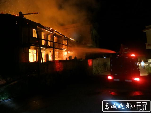 宣威暖心一幕！認出3年前孩子的救命恩人，母親向民警下跪致謝...