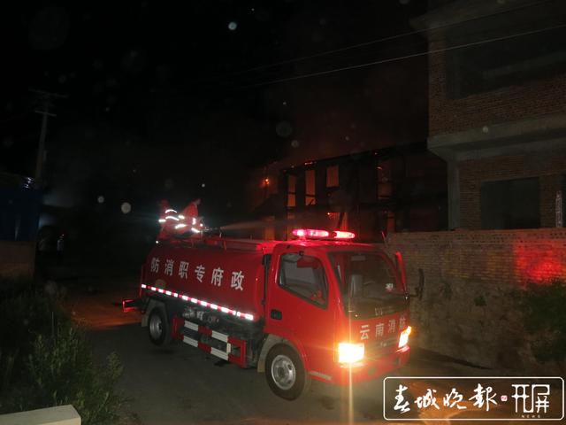 宣威暖心一幕！認出3年前孩子的救命恩人，母親向民警下跪致謝...