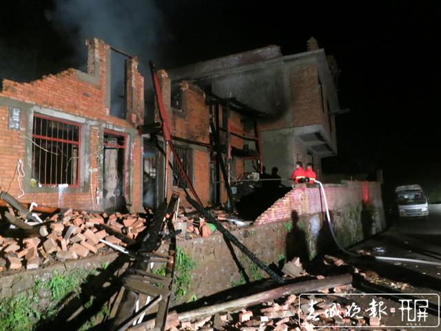 宣威暖心一幕！認出3年前孩子的救命恩人，母親向民警下跪致謝...