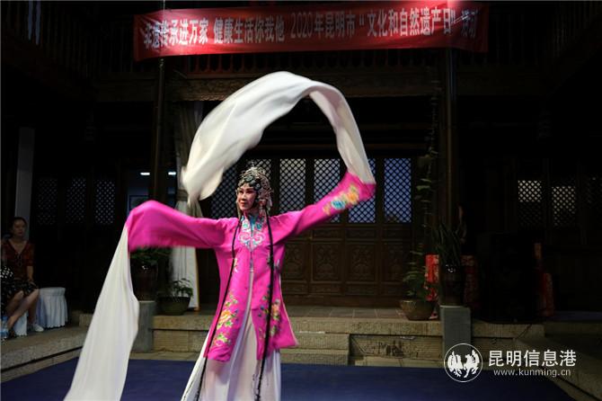 直播當天，滇劇演員進行水袖表演。_副本