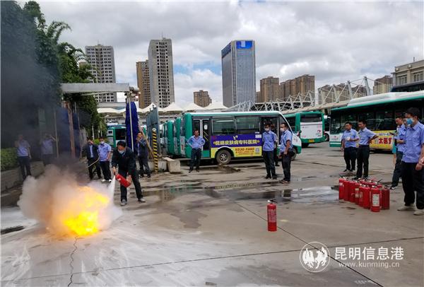 各線路車長開展真火滅火實操演練 各線路車長開展真火滅火實操演練