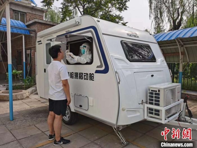 防疫檢測移動艙具有負壓隔離、空調(diào)降溫、紫外線消毒等功能，已在清華大學(xué)校醫(yī)院投入使用。同方威視供圖