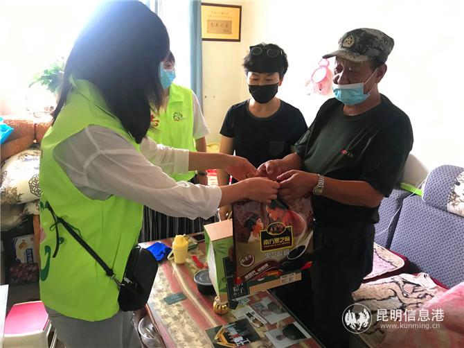 看望慰問困難群體 看望慰問困難群體