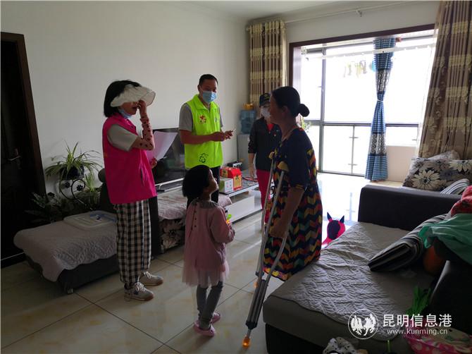 看望慰問困難居民 看望慰問困難居民