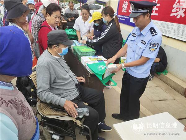 發(fā)放禁毒宣傳資料 發(fā)放禁毒宣傳資料