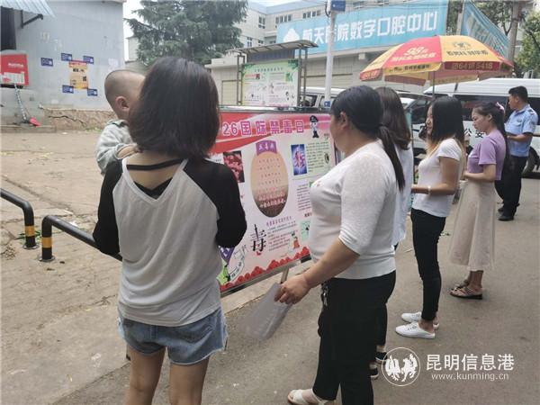 觀看禁毒宣傳展板 觀看禁毒宣傳展板