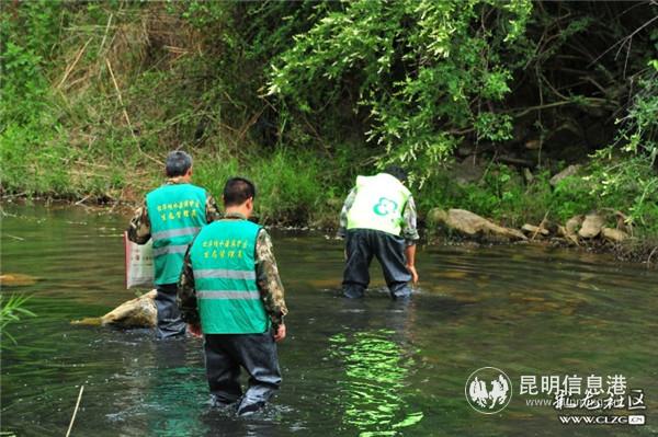 8.松華街道工作人員清理河道 周三火攝