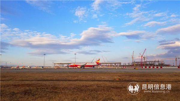 近年來(lái)，昆明機(jī)場(chǎng)日均起降架次達(dá)到1000余架次，已經(jīng)成為西部地區(qū)最繁忙的機(jī)場(chǎng)之一。通訊員 倪嘉云 供圖
