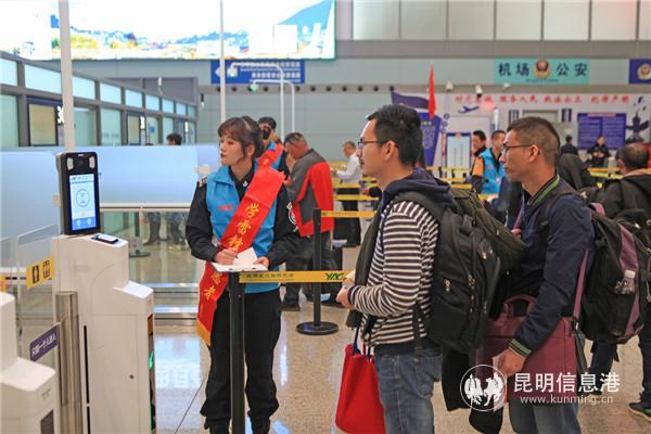 旅客通過(guò)刷臉登記，不需要再出示紙質(zhì)登機(jī)牌、電子二維碼登機(jī)牌，大大提高了通行效率。通訊員 倪嘉云 供圖